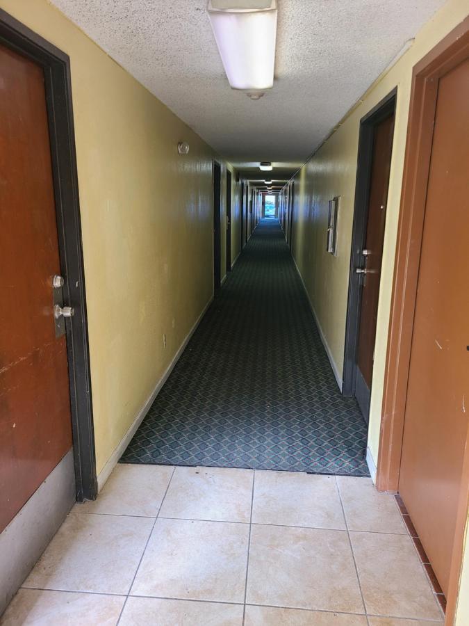 Travelodge By Wyndham Stockton Bagian luar foto