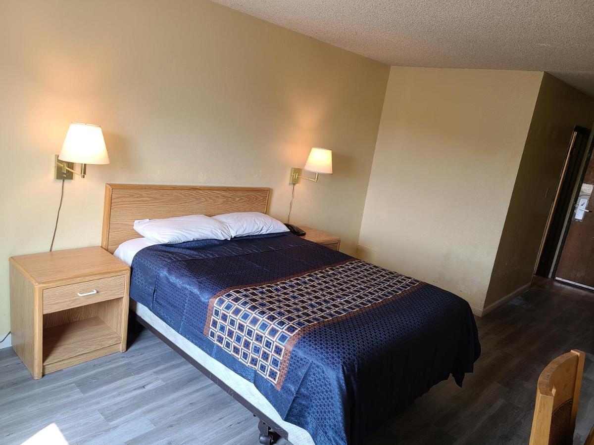 Travelodge By Wyndham Stockton Bagian luar foto