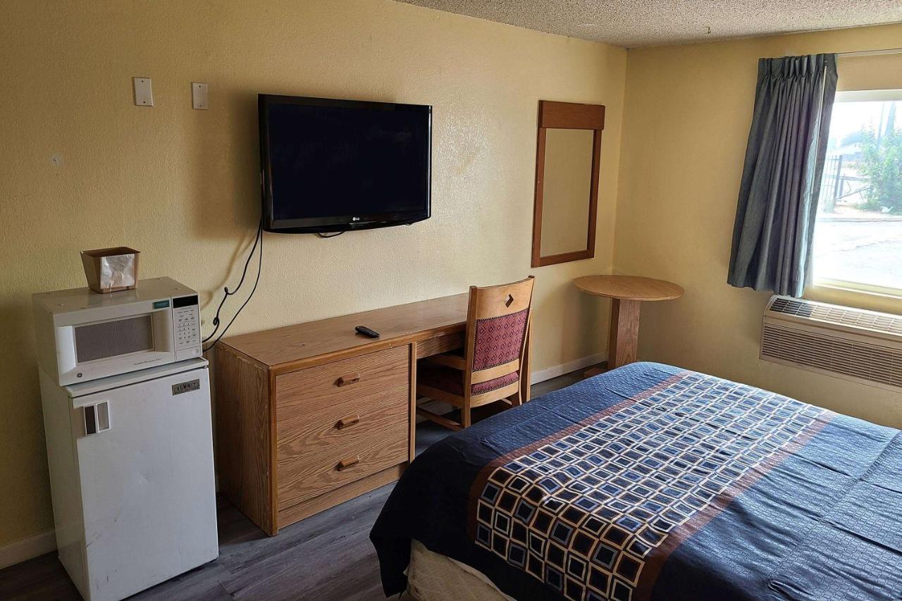 Travelodge By Wyndham Stockton Bagian luar foto