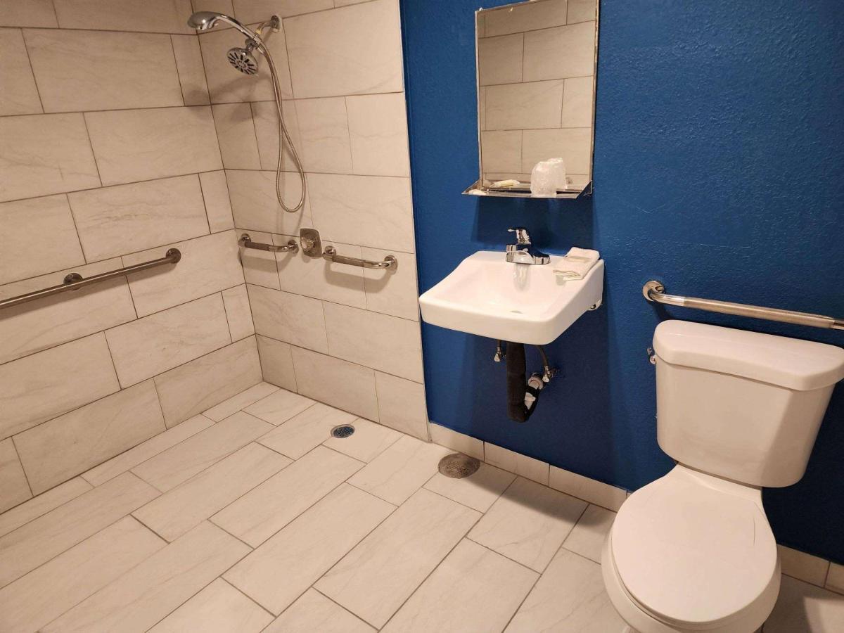 Travelodge By Wyndham Stockton Bagian luar foto