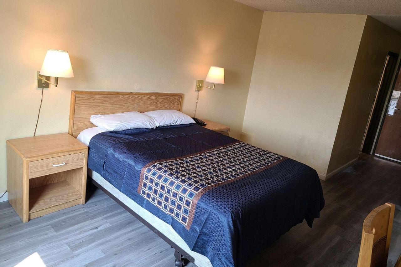 Travelodge By Wyndham Stockton Bagian luar foto