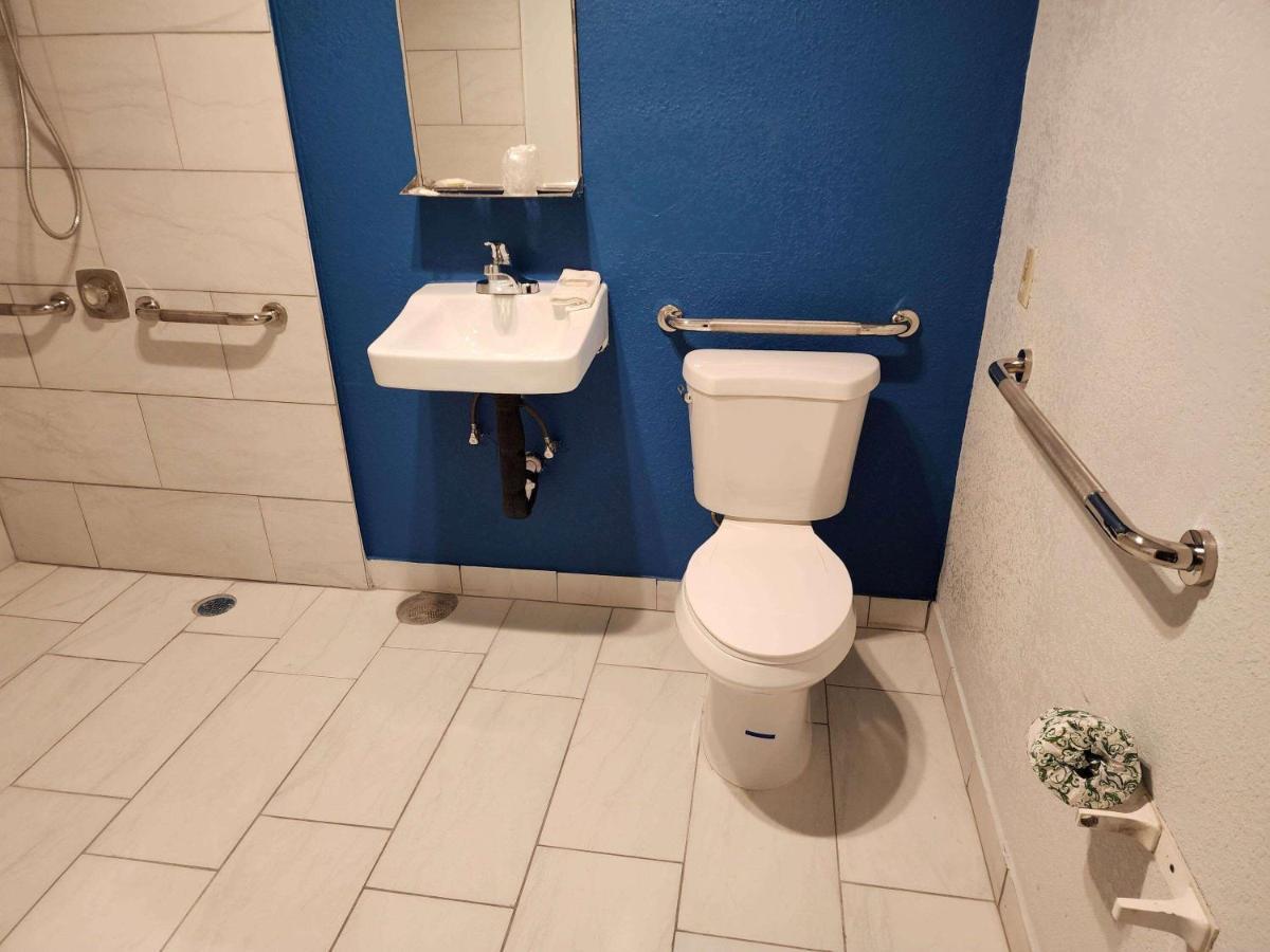 Travelodge By Wyndham Stockton Bagian luar foto
