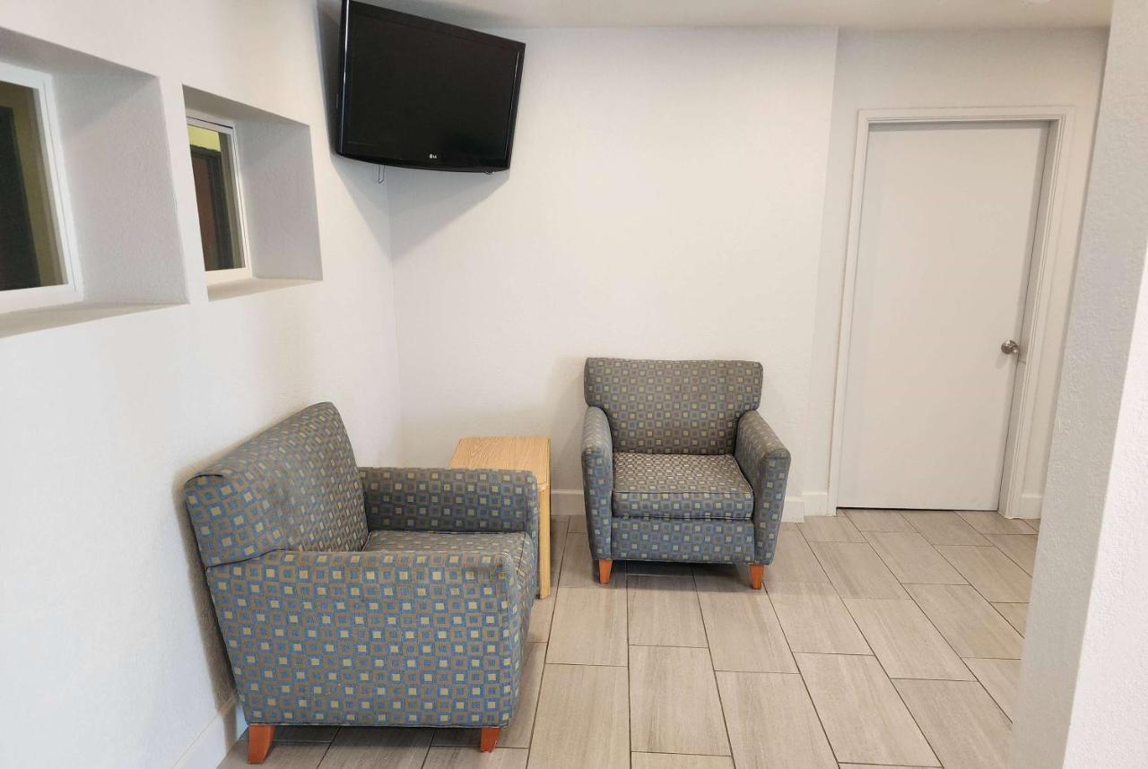 Travelodge By Wyndham Stockton Bagian luar foto