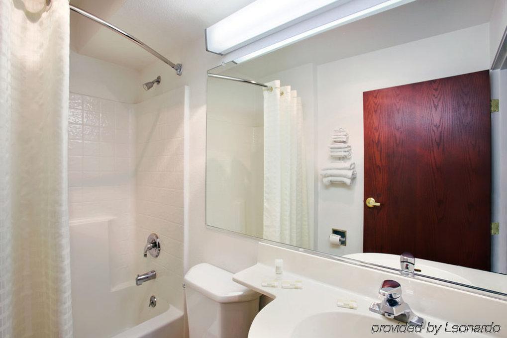 Travelodge By Wyndham Stockton Bagian luar foto